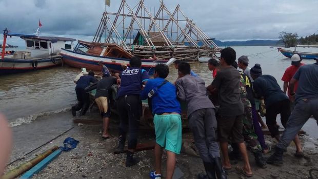 URCL Bakamla membantu evakuasi perahu nelayan Sumur, Pandeglang, kembali ke laut.