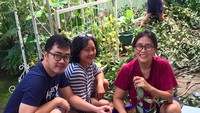 Pria 36 tahun ini nampak asyik memanen rambutan. “Ini halaman rumah atau hutan Amazon sih?” katanya. Ada-ada saja! Foto: Instagram dennisadishwara