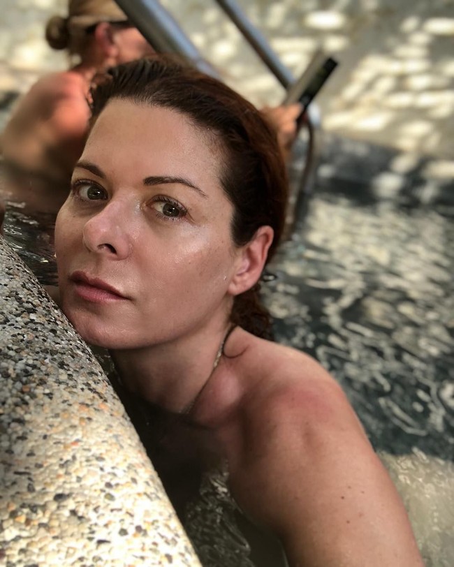 Untuk membersihkan wajah, ibu tunggal dari satu anak tersebut punya dua produk andalan yakni Joanna Vargas Vitamin C Face Wash dan iS Clinical Cleansing Complex.Foto: Instagram @therealdebramessing