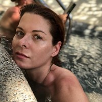 Untuk membersihkan wajah, ibu tunggal dari satu anak tersebut punya dua produk andalan yakni Joanna Vargas Vitamin C Face Wash dan iS Clinical Cleansing Complex.Foto: Instagram @therealdebramessing