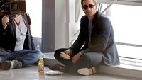 Dalam rangka syuting, Jake duduk di JFK Airport sambil ditemani sandwich dan minuman kemasan botol. Foto: Istimewa