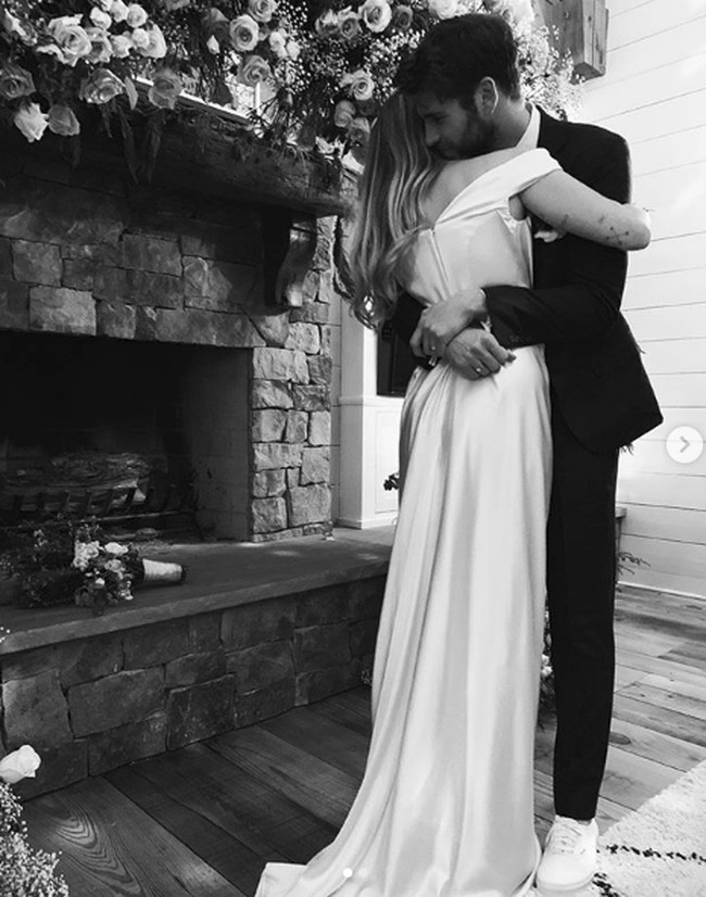 Pernikahan Miley dan Liam digelar secara sederhana dan sangat kasual. Hanya keluarga dan kerabat dekat yang hadir. Saking santainya, Liam memakai sneakers lusuh sebagai alas kaki andalan. (Foto: Instagram/@mileycyrus)