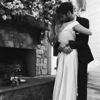 Pernikahan Miley dan Liam digelar secara sederhana dan sangat kasual. Hanya keluarga dan kerabat dekat yang hadir. Saking santainya, Liam memakai sneakers lusuh sebagai alas kaki andalan. (Foto: Instagram/@mileycyrus)