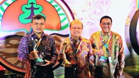 Mengakhiri tahun 2018 ini, 5 anak usaha Pupuk Indonesia berhasil menyabet penghargaan proper dari Kementerian Lingkungan Hidup dan Kehutanan (KLHK) RI. Proper Nasional peringkat Emas berhasil diraih Pupuk Kaltim sejak 2017, setelah empat kali berturut mendapat predikat Hijau. Sedangkan Pupuk Sriwidjaja Palembang mempertahankan peringkat Proper Hijau sejak  2011 dan Pupuk Kujang sejak 2012. Keberhasilan tersebut tak lepas dari tujuan perusahaan untuk mencapai keberlanjutan (sustainability). Foto: dok. Pupuk Indonesia