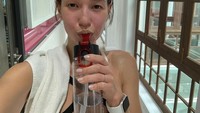 Dari foto ini sih kelihatan banget ya kalau Liv menggandrungi olahraga. Tak lupa menghidrasi tubuh dengan minum banyak air putih. Foto: Instagram livvlo