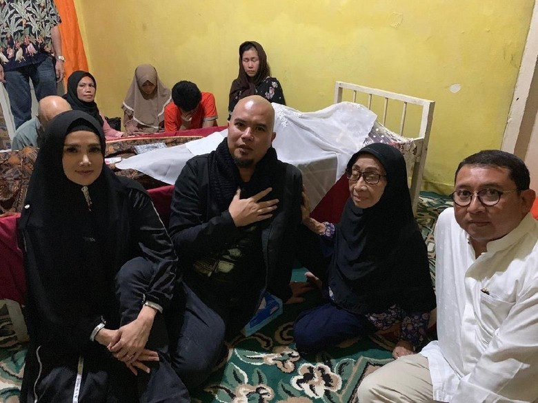 Bareng Fadli Zon dan Mulan, Ahmad Dhani Melayat Dian Pramana Poetra Bareng Fadli Zon dan Mulan, Ahmad Dhani Melayat Dian Pramana Poetra
