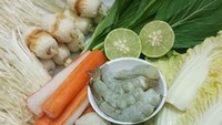 Steamboat tidak harus dibeli di restoran. Kamu juga bisa membuat sendiri di rumah seperi @nitakurniasih dengan kuah tom yum yang segar enak. Foto: Instagram@nitakurniasih__