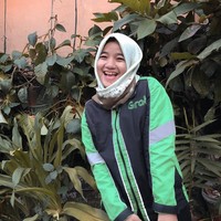 Melissa juga kerap memilih warna hijab yang sesuai dengan seragam jaketnya. Ia sering memilih hijab berwarna hijau. Foto: Instagram/melisaprita