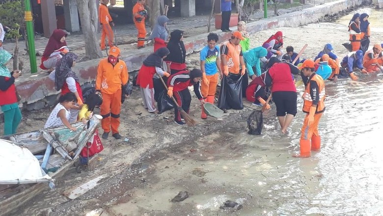Petugas Bersihkan Material Vulkanik Diduga dari Anak Krakatau di Tidung Petugas Bersihkan Material Vulkanik Diduga dari Anak Krakatau di Tidung