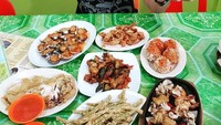 Tanboy ini lahir sebagai pria Sumatera yang lidahnya seolah kebal dengan rasa pedas. Ia tak pernah mengeluh saat makan makanan pedas. Aksinya ini malah terlihat seru. Foto: instagram @tanboy_kun