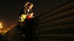 Imigran Honduras Susah Payah Lewati Tembok Perbatasan AS