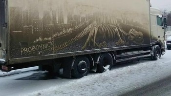 Sebuah lukisan jalan raya di mobil kontainer. (Foto: Brightside)