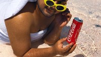 Mengawali karir sebagai komedian yang kerap membuat berbagai video lucu dan humoris di akun Instagramnya. Kini Ncess Nabati semakin eksis di dunia hiburan. Intip gaya kocaknya saat berjemur di pantai sambil minum soda. Foto: Instagram @ncess_nabati