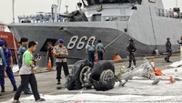 Roda pesawat Lion Air PK-LQP berhasil diangkat dari dasar laut. (Pradita Utama/detikcom)