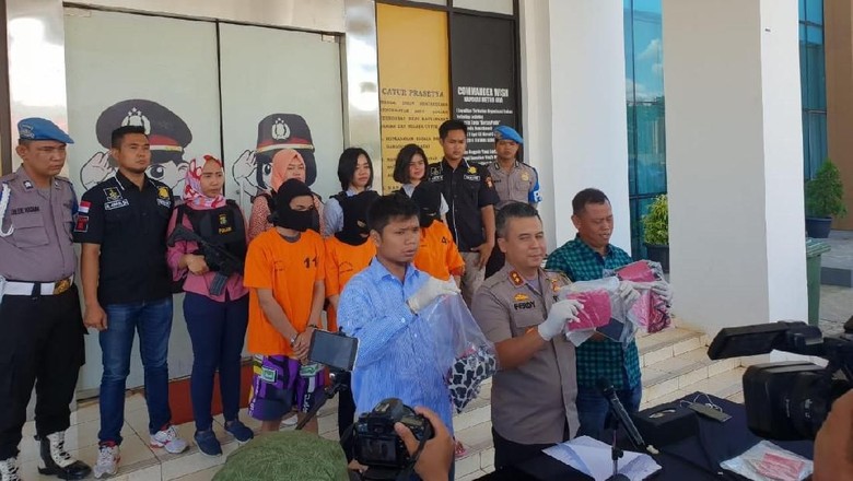 Polisi Bongkar Layanan Live Streaming Bugil di Kos Tangsel Polisi Bongkar Layanan Live Streaming Bugil di Kos Tangsel