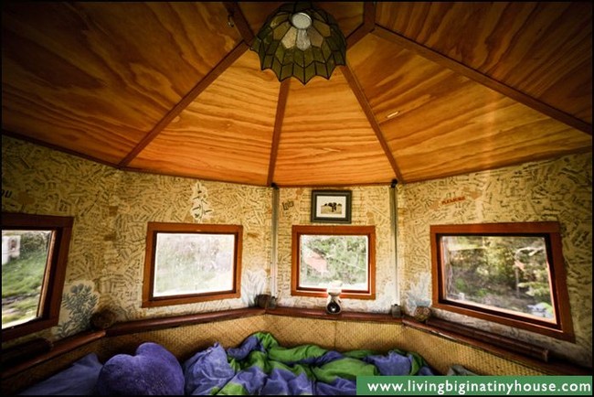 Desain yang fungsional dan unik ini membuat Justin dan Lola bebas bepergian ke manapun, sekaligus memiliki rumah berjalan. (Foto: Living Big In A Tiny House)
