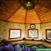 Desain yang fungsional dan unik ini membuat Justin dan Lola bebas bepergian ke manapun, sekaligus memiliki rumah berjalan. (Foto: Living Big In A Tiny House)