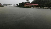 Hingga saat ini, hujan masih terus turun. Pool/SAR Makassar.