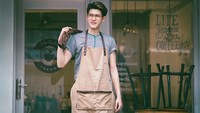 Mengawali karir sejak tahun 2014, kini Julian lebih fokus ke karir musiknya. Ia sering disebut sebagai Oppa karena tampilannya yang mirip seperti anggota boyband dari Korea. Foto: Instagram @julianjacs