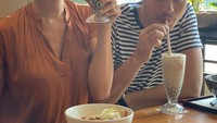 Eits! Doyan makan sehat bukan berarti Liv tak memanjakan diri lho. Saat ke Taichung ia minum milk tea autentik dari wilayah asalnya. Foto: Instagram livvlo