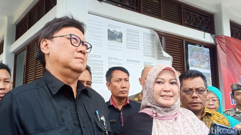 Mendagri Temui Bupati Pandeglang Bahas Korban Tsunami Mendagri Temui Bupati Pandeglang Bahas Korban Tsunami