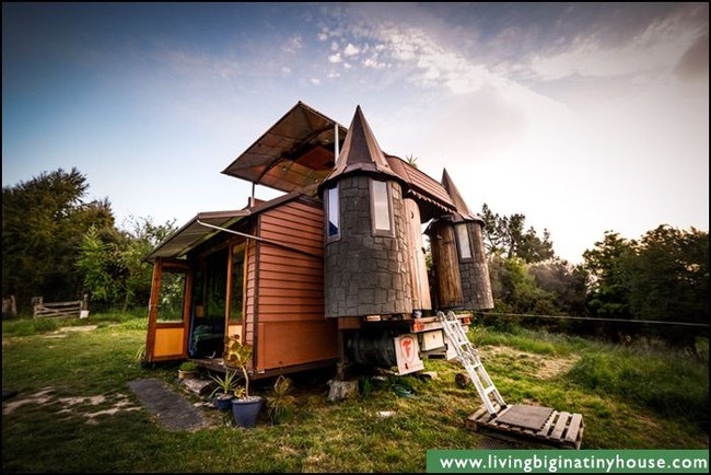 Beberapa bagian rumah bisa dibuka. Ketika sudah dibuka, truk ini berubah layaknya istana mungil. (Foto: Living Big In A Tiny House)