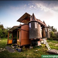 Beberapa bagian rumah bisa dibuka. Ketika sudah dibuka, truk ini berubah layaknya istana mungil. (Foto: Living Big In A Tiny House)