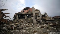 Ini bangunan gereja terlihat dari depan. REUTERS/Rodi Said.