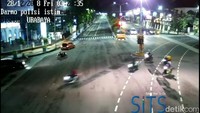 Pengemudi Brio Wodofi Fizzisyah Handoko (19) warga Sukodono, Sidoarjo, dengan kecepatan tinggi menerobos lampu merah/Foto: Istimewa (Dok: CCTV SITS)