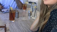 Sebelum makanan datang, Baller dan pengusaha perhiasan, Jennifer Meyer melakukan wefie. Keduanya tampak memiliki segelas es lemon tea dan segelas air putih. Foto: Instagram benballer