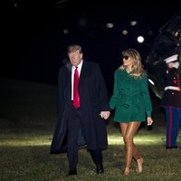 Komentar miring salah satunya datang dari akun bernama @SweetBabbyJesus. Penampilan FLOTUS alias First Lady of the United States saat turun dari helikopter kepresidenan terlihat seperti tanpa celana. Can someone tell me why @FLOTUS got off of Marine One without pants and shoes and wearing sunglasses at night? I’m legit curious? kicaunya. (Foto: Pete Marovich - Pool/Getty Images)