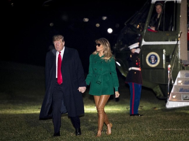 Komentar miring salah satunya datang dari akun bernama @SweetBabbyJesus. Penampilan FLOTUS alias First Lady of the United States saat turun dari helikopter kepresidenan terlihat seperti tanpa celana. Can someone tell me why @FLOTUS got off of Marine One without pants and shoes and wearing sunglasses at night? I’m legit curious? kicaunya. (Foto: Pete Marovich - Pool/Getty Images)