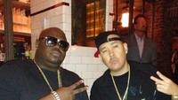 Selain jadi perangcang berlian, Baller juga dikenal sebagai aktor dan musisi Hip Hop. Begini gayanya saat makan bareng Lee Q usai membawakan acara Worldstar Hip Hop perdana di tahun 2012.Foto: Instagram benballer