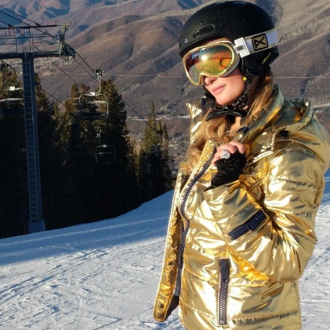 Ini foto sehari setelah lamaran romantis tersebut. Paris pun masih memamerkan cincin dengan batu berlian besar dan berkilauan tersebut. Foto: dok. Instagram (@parishilton)