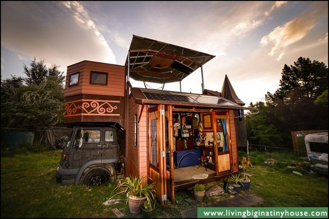  Tapi ternyata truk ini bisa berubah jadi rumah yang layak huni. Bak Transformers, truk bisa dilipat atau dibuka sehingga bisa berfungsi seperti rumah pada umumnya. (Foto: Living Big In A Tiny House)