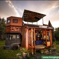  Tapi ternyata truk ini bisa berubah jadi rumah yang layak huni. Bak Transformers, truk bisa dilipat atau dibuka sehingga bisa berfungsi seperti rumah pada umumnya. (Foto: Living Big In A Tiny House)
