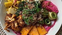 Ini nih makanan otak berwarna-warni ala Liv. Bisa tebak apa saja isiannya? Nampak ada kembang kol, jagung, dan quinoa di dalam piring Liv. Foto: Instagram livvlo