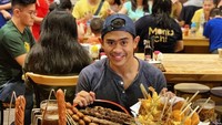 Porsi makan sendiri sebanyak ini. Kalau orang normal mungkin bisa dimakan satu keluarga ya. Wah Tanboy juga terlihat mencicip beer ramen yang sedang jadi tren.  Foto: instagram @tanboy_kun