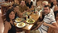 Masih di Bali, acara makan malam keluarga besar Marissa semakin meriah dengan hidangan khas Meksiko dan segarnya minuman dingin. Foto: Instagram @marissaln