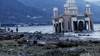 Masjid Arqam Bab Al Rahman atau Masjid Apung di Palu terkena dampak gempa dan tsunami. (Pradita Utama/detikcom)