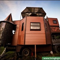 Jika dilihat sekilas, benda yang satu ini tampak seperti truk trailer yang sudah tua. Didominasi warna cokelat gelap, suasananya terlihat gelap. (Foto: Living Big In A Tiny House)