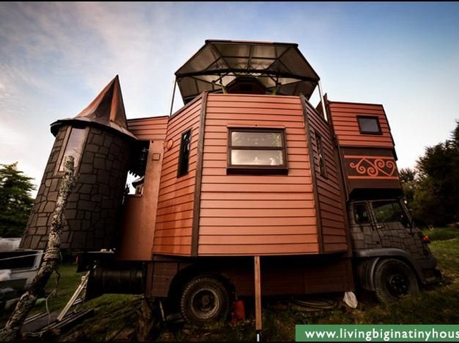 Jika dilihat sekilas, benda yang satu ini tampak seperti truk trailer yang sudah tua. Didominasi warna cokelat gelap, suasananya terlihat gelap. (Foto: Living Big In A Tiny House)