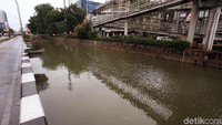 Sejumlah pot bunga di tempatkan di pinggir kali.