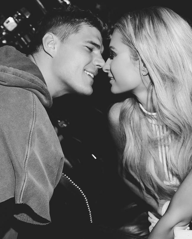 Pada November lalu, Paris Hilton putus dari tunangannya Chris Zylka. Kini Paris membuat drama dengan mengaku bahwa cincin tunangan tersebut bukan pemberian dari mantan tunangannya. Foto: dok. Instagram (@parishilton)