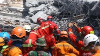 Tim SAR bahu-membahu mencari korban gempa Lombok. (Grandyos Zafna/detikcom)