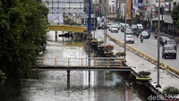 Tampak kali Ciliwung Kota di Jalan Harmoni, Jakarta, Jumat (28/12/2018), terlihat lebih rapi.