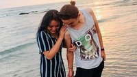 Amanda Manopo dan Chris Laurent mesra di sebuah pantai. Foto: dok instagram