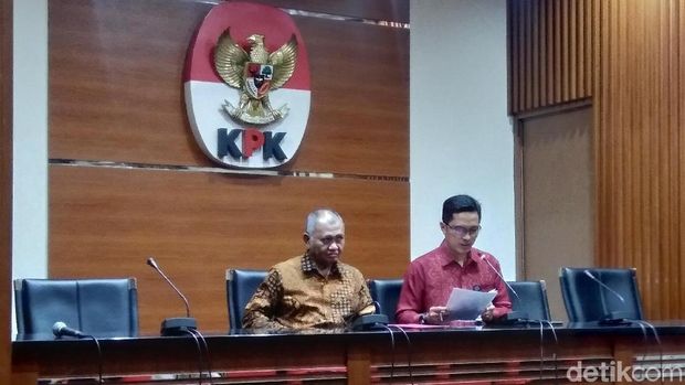 Ketua KPK Agus Rahardjo didampingi juru bicara KPK Febri Diansyah dalam jumpa pers penetapan 13 tersangka baru kasus suap DPRD Jambi, Jumat (28/12/2018)