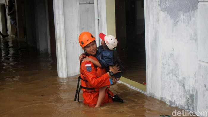Aksi relawan di proses evakuasi korban tsunami Selat Sunda. Foto: Rifkianto Nugroho Aksi relawan di proses evakuasi korban tsunami Selat Sunda. Foto: Rifkianto Nugroho