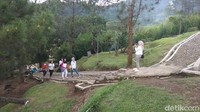 Ada pula traveler yang memilih berkeliling Candi Gedong Songo Semarang dengan berjalan kaki (Eko Susanto/detikTravel)